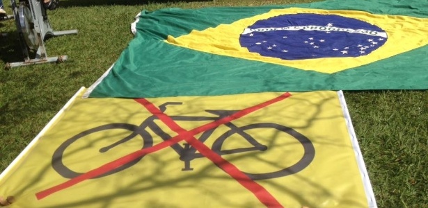 17.jun.2015 - Manifestantes colocam faixa com bicicleta em alusão a "pedaladas fiscais" que atribuem à presidente Dilma Rousseff em frente ao TCU (Tribunal de Contas da União), em Brasília (DF) - Maria Luisa Guido/Reprodução Facebook