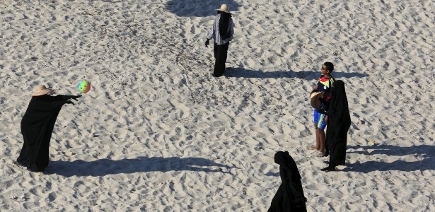 Vestidas com véu islâmico, egípcias jogam bola na praia antes do início do mês sagrado do Ramadã, na cidade de Marsa Matrouh - Amr Abdallah Dalsh/Reuters