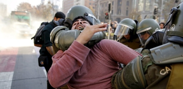 Manifestação de quarta-feira teve violência entre policiais e professores - Andres Stapff/REUTERS