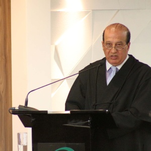 O ministro do TCU (Tribunal de Contas da União) Augusto Nardes, relator das contas do governo da presidente Dilma Rousseff em 2014, fala durante reunião do plenário em Brasília (DF)