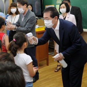Prefeito de Seul, Park Won-soon, mede a temperatura de aluno em escola da cidade - Xinhua