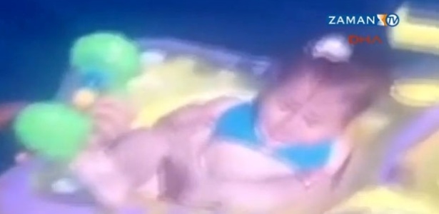 A criança foi encontrada flutuando em sua boia a um quilômetro de distância da costa - Reprodução/Zaman TV