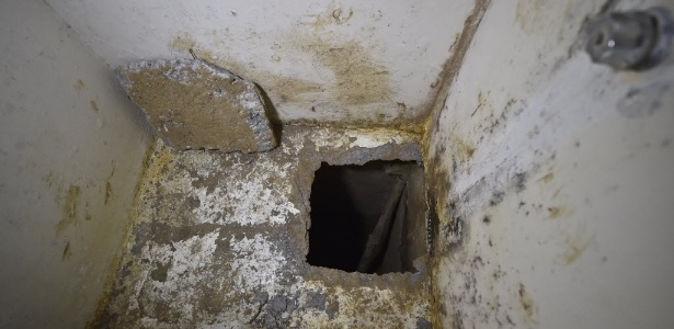 Foi por este buraco feito na área do chuveiro que Joaquin Guzman Loera, conhecido como "El Chapo Guzman", escapou da prisão de Almoloya - Yuri Cortez/AFP