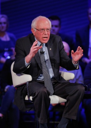 O pré-candidato democrata à eleição americana Bernie Sanders participa de debate na rede de TV CNN - Justin Sullivan/EFE