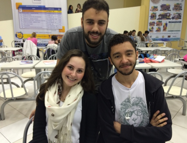Manuela, Pedro (em pé) e Hiran durante uma pausa nos estudos - Bruna Souza Cruz/UOL