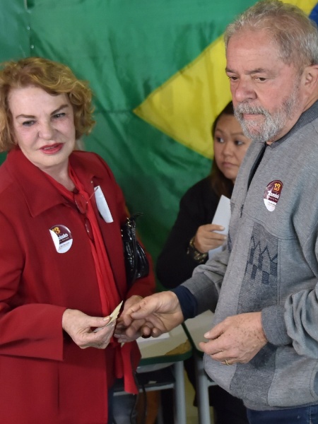 2.out.2016 - Marisa Leticia e Lula durante votação do primeiro turno em 2016 - Nelson Almeida/AFP