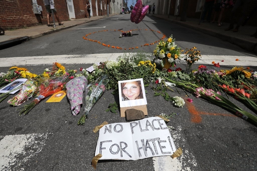 13.ago.2017 - Flores e homenagens foram deixadas no local onde um carro atropelou vários manifestantes e matou uma pessoa em Charlottesville, na Virgínia (EUA). A vítima fatal foi identificada como Heather Heyer, de 32 anos - Chip Somodevilla/Getty Images/AFP