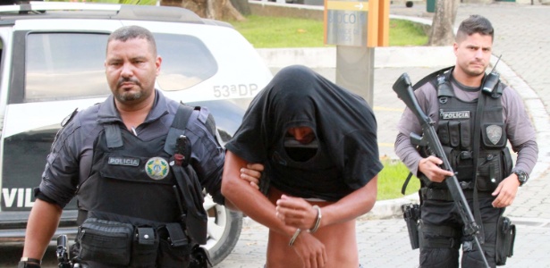 Homem preso durante operação contra milícia em Santa Cruz - José Lucena/Futura Press/Estadão Conteúdo
