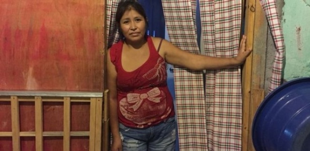 A boliviana Virginia Paulina, de 38 anos, foi morar em uma ocupação depois de ser despejada de um apartamento - Leandro Machado/BBC Brasil