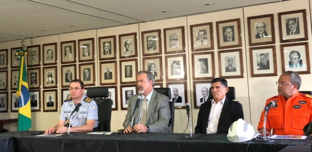O ministro Raul Jungmann e o general Carlos Alberto dos Santos Cruz (de preto) durante entrevista - Luciana Amaral/UOL