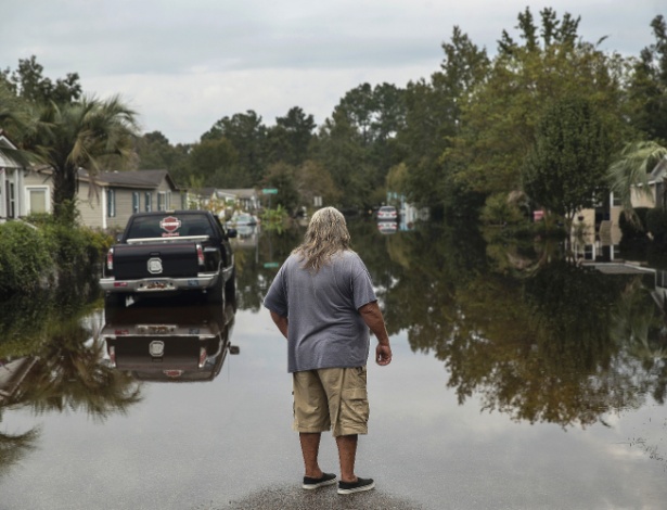 Morador oberva as águas que inundam um bairro em Socastee, na Carolina do Sul - Victor J. Blue/The New York Times