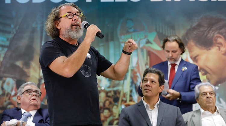 Antônio Cláudio Mariz, Antônio Carlos de Almeida Castro, o Kakay, e o candidato do PT à presidência da República, Fernando Haddad, durante ato de juristas e profissionais do Direito a favor da candidatura de Haddad, nesta quinta-feira, 18, em um hotel na zona sul de São Paulo. No ato, foi lido um manifesto em defesa da eleição do petista - Marcelo Chello/CJPress/Estadão Conteúdo - Marcelo Chello/CJPress/Estadão Conteúdo
