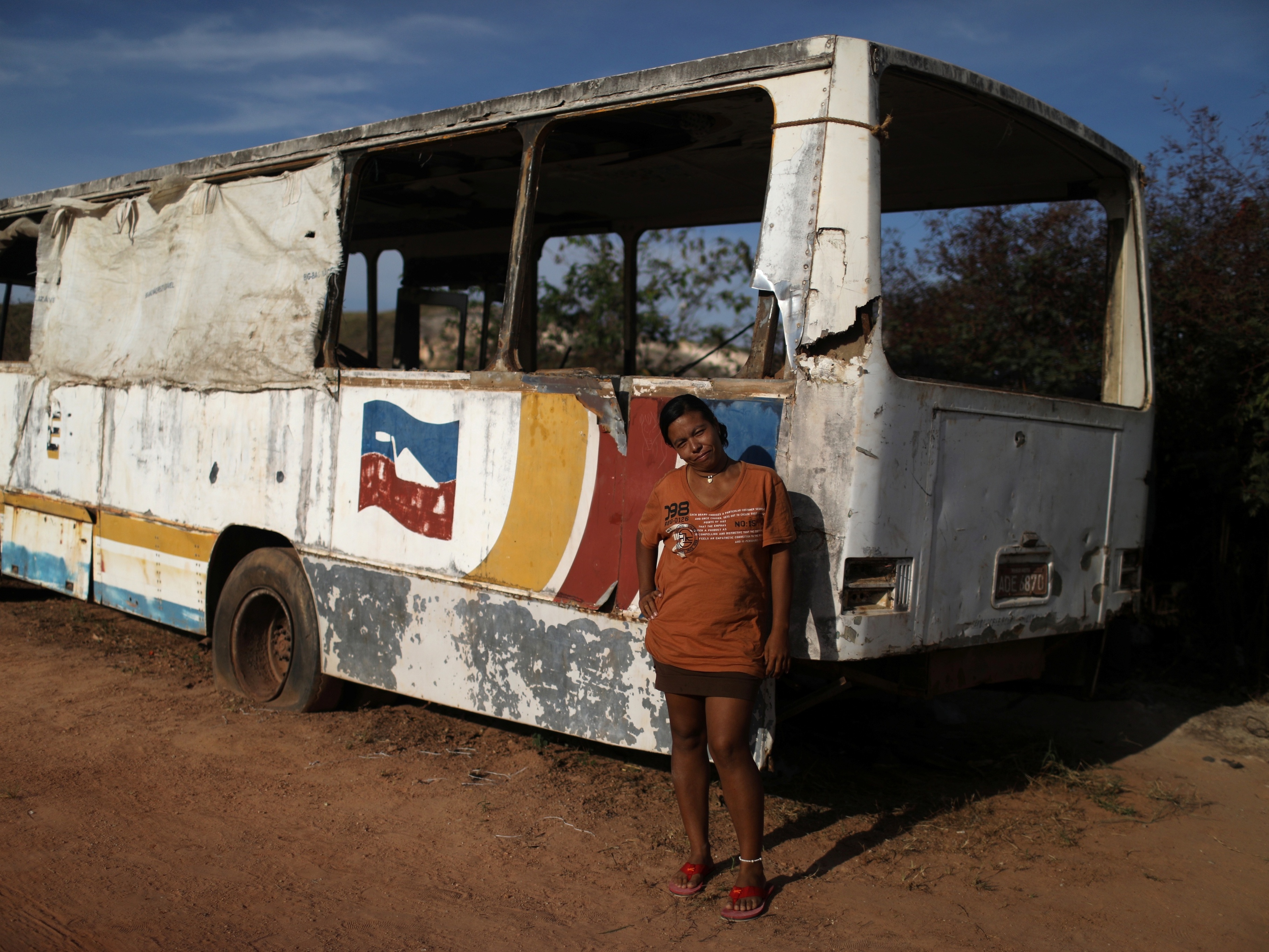 Venezuelanos moram há 3 meses em ônibus abandonado na fronteira do Brasil -  15/04/2019 - UOL Notícias