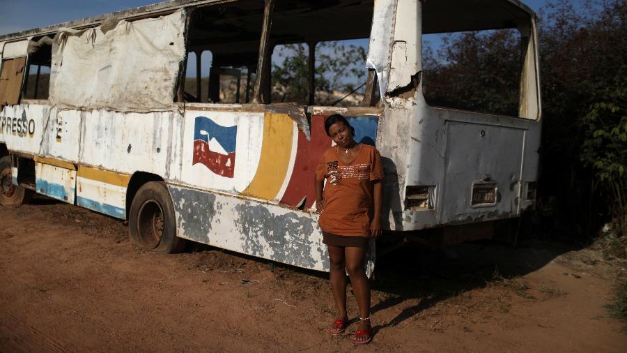 Ixora Sanguino, que era estudante na Venezuela, próxima ao ônibus onde moram próximo a fronteira, na cidade de Pacaraima ( - Reuters
