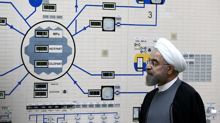13.jan.2015 - O presidente iraniano, Hassan Rouhani, visitando a sala de controle da usina nuclear de Bushehr, na cidade portuária de Bushehr, no Golfo - Arquivo/Presidência do Irã/AFP