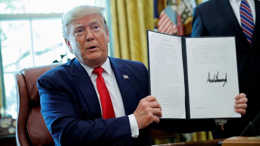 Presidente Donald Trump assina ordem executiva que impõe sanções ao líder supremo do Irã - Carlos Barria/Reuters