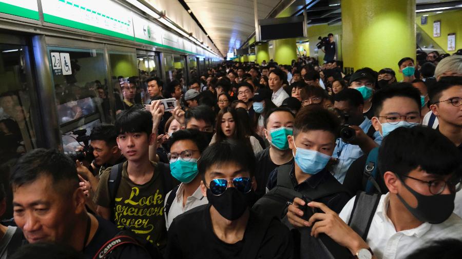 Manifestantes anti lei de extradição bloqueiam o funcionamento dos trens em Hong Kong - Tyrone Siu/Reuters