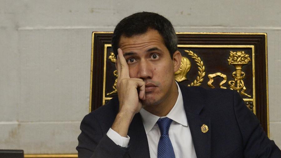 Juan Guaidó, líder da oposição venezuelana, participa de sessão na Assembleia do país com a presença de deputados pró-Maduro - Matias Delacroix/AFP