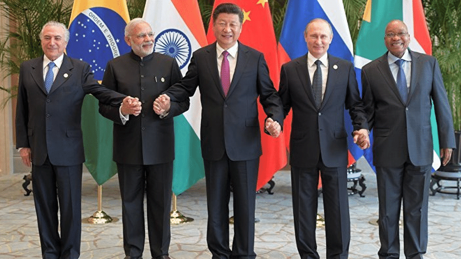 O presidente do Brasil, Michel Temer, posa para foto ao lado do primeiro-ministro indiano, Narendra Modi, e dos presidentes da China, Xi Jinping (centro), da Rússia, Vladimir Putin, e da África do Sul, Jacob Zuma, em reunião informal dos Brics, em 2016 - Wang Zhao/AP