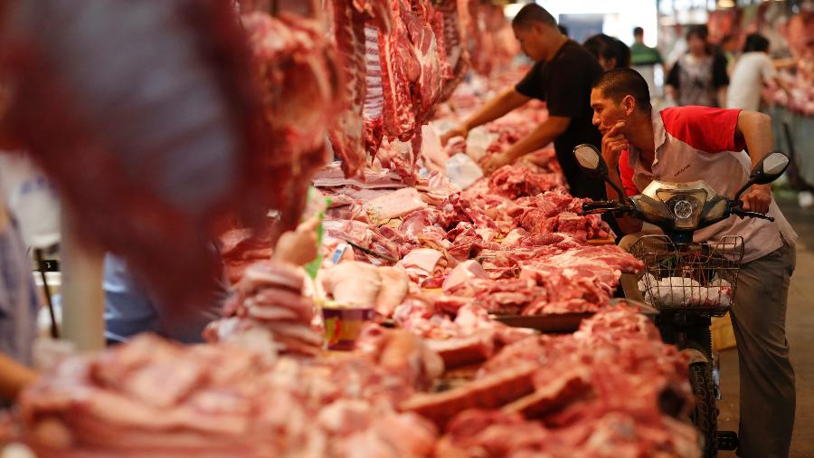 Consumidores selecionam carne em mercado de Pequim, na China - Kim Kyung Hoon