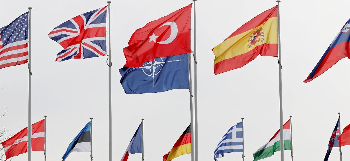 Bandeiras de países membros da Otan em frente à sede da organização em Bruxelas, na Bélgica - Francois Lenoir/Reuters