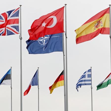 Bandeiras de países membros da Otan em frente à sede da organização em Bruxelas, na Bélgica - Francois Lenoir/Reuters
