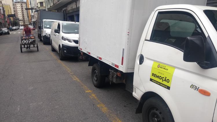 Veículos de fiscalização da Prefeitura enfileirados na Santa Ifigênia, em São Paulo; comércios foram proibidos de abrir até o dia 5 de abril - Alex Tajra/ UOL - Alex Tajra/ UOL