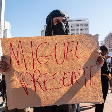 Manifestante exibe cartaz durante manifestação no largo do Batata, em São Paulo - ETTORE CHIEREGUINI/ESTADÃO CONTEÚDO