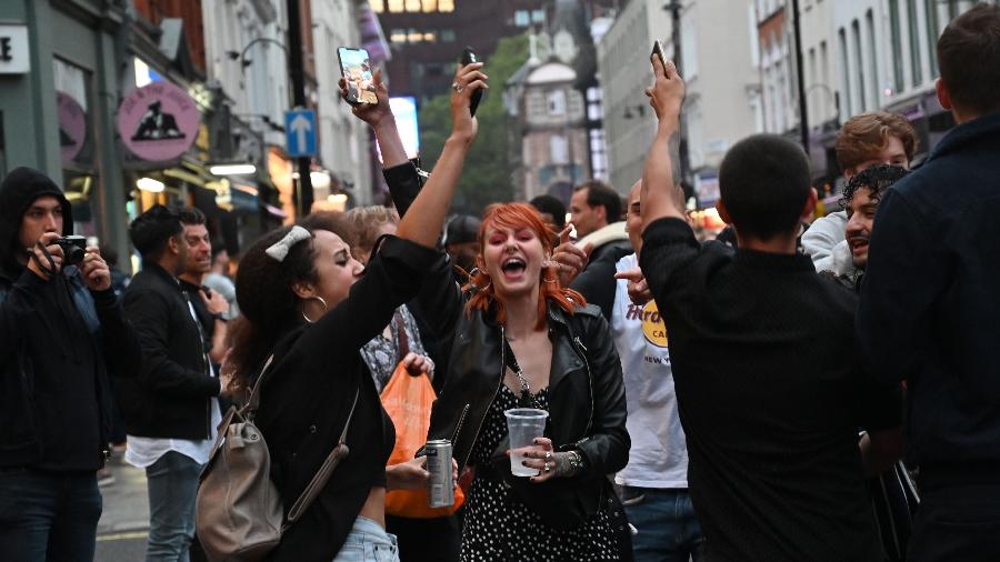 Pessoas se aglomeram no primeiro dia de reabertura dos pubs em Londres - JUSTIN TALLIS / AFP