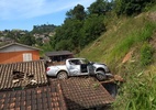 Motorista erra marcha e vai parar em cima do telhado de casa em SC - Corpo de Bombeiros Santa Catarina