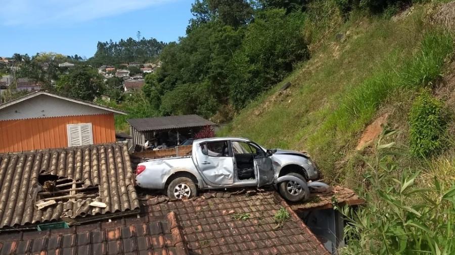 Motorista perdeu o controle e caminhonete atingiu o telhado de uma residência em Orleans (SC) - Corpo de Bombeiros Santa Catarina