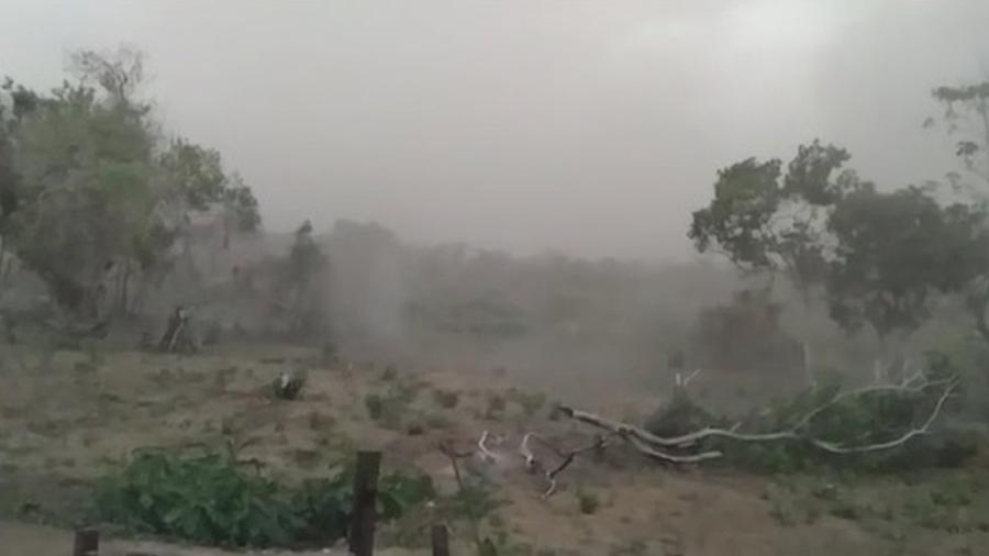 Imagem registrada por moradora de comunidade ribeirinha no último fim de semana mostra tempestade de cinzas se aproximando - Reprodução/Arquivo Pessoal