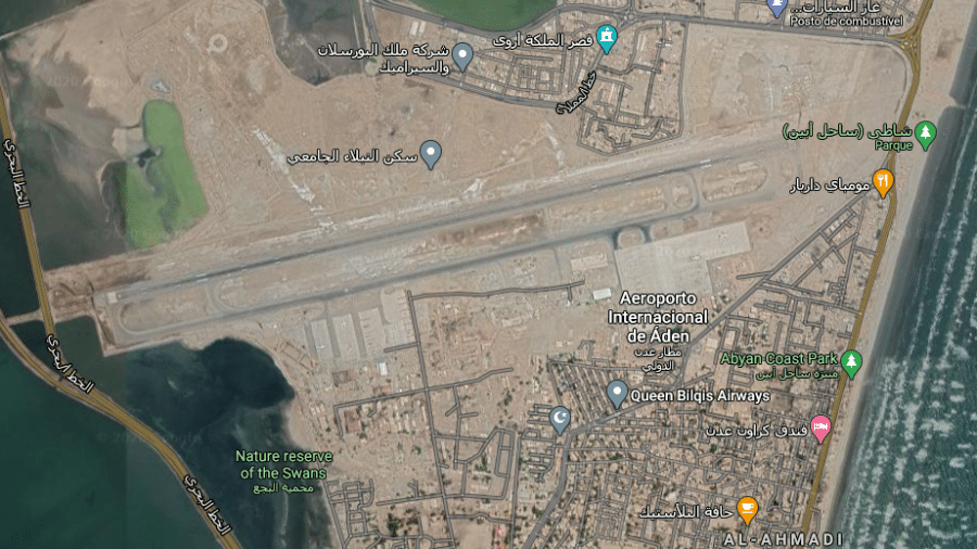 Imagem aérea do Aeroproto de Adén, no Iêmen; explosões se deram assim que a aeronave com o novo governo aterrissou - Reprodução/Google Maps
