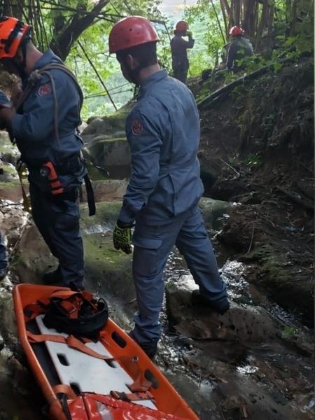 Bombeiros tiveram que caminhar na mata e usar rapel para acessar o local onde estava o corpo do jovem - Divulgação