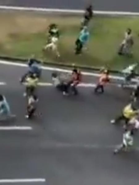 Vídeo mostra idosa caindo durante ato contra STF, em Curitiba - Reprodução