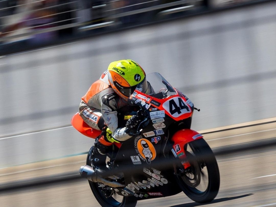 Piloto de 14 anos morre em corrida de moto na Espanha (vídeo)