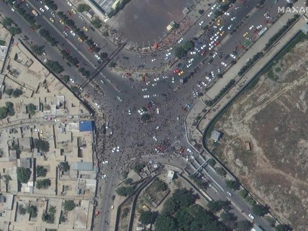 Imagens aéreas mostram multidão perto da entrada do aeroporto de Cabul - -/AFP