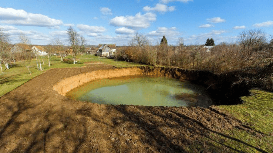 O buraco que se abriu no jardim de Nikola Borojevi? tinha mais de 30 m de largura e 15 m de profundidade - ALAMY