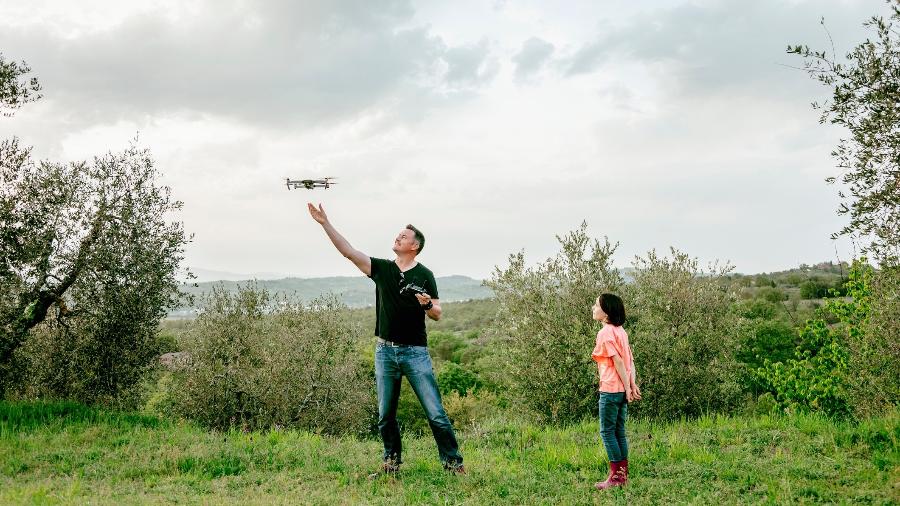 A versatilidade dos drones permite que sejam usados tanto para o lazer quanto profissionalmente. Conheça modelos a partir de R$ 550 - Getty Images/Image Source