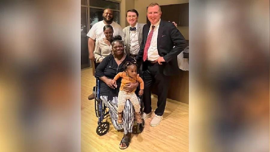 April Jones em uma cadeira de rodas ao lado da família e de seus advogados - Reprodução/The Washington Post