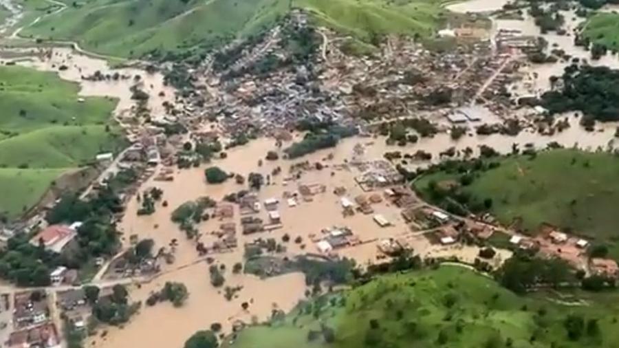 Imagens aéreas gravadas na quinta-feira (9) mostram o municí­pio de Jucuruçu debaixo d"água - Reprodução/Prefeitura de Jucuruçu no Facebook