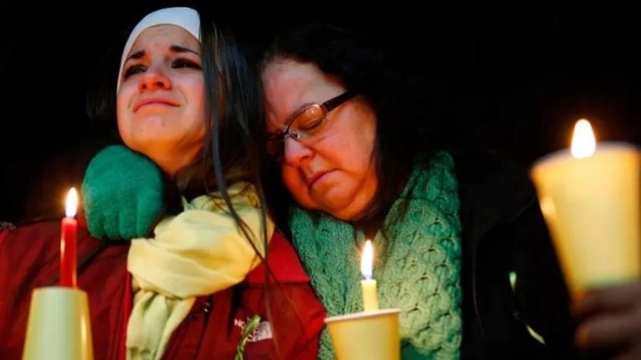 Ataques a tiros contra escola primária Sandy Hook, em 2012, deixou 26 pessoas mortas - Reprodução/Getty Images