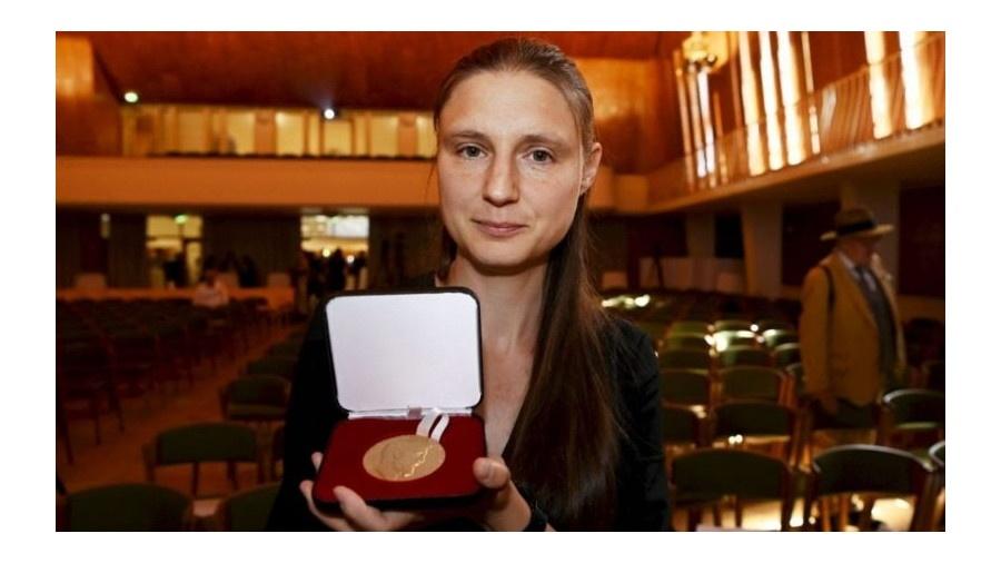 Maryna Viazovska com a medalha Fields - VESA MOILANEN/Lehtikuva/AFP via Getty Images