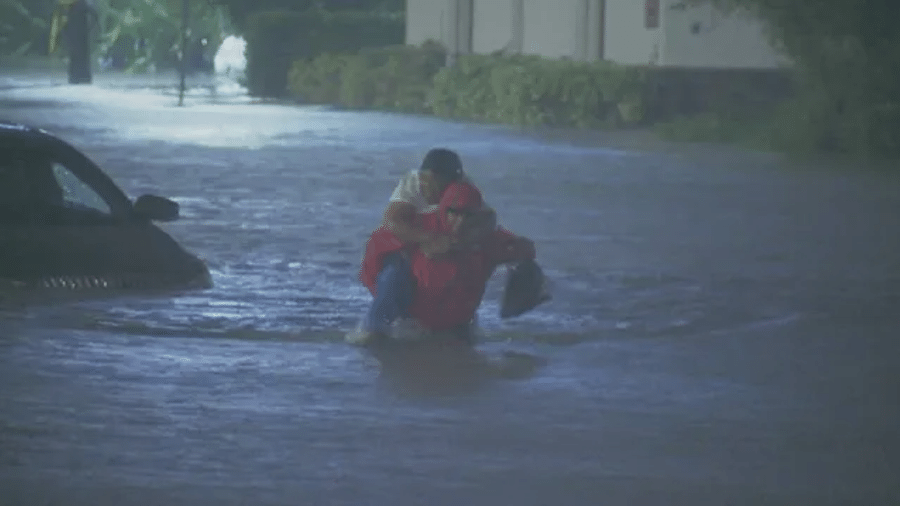 Colegas do repórter corajoso gravaram em vídeo o momento em que ele resgata a enfermeira da enchente - Reprodução/Redes Sociais