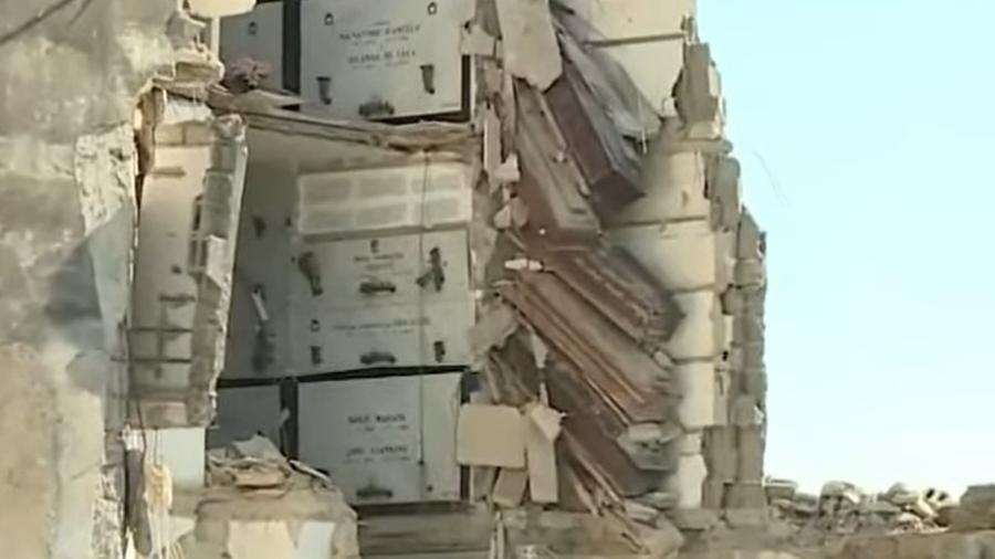 Caixões ficaram pendurados após desabamento parcial do prédio de quatro andares em Nápoles - In Arabic English/Reprodução de vídeo