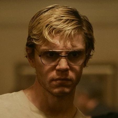 Evan Peters como Jeffrey Dahmer em "Dahmer: um canibal americano" - Netflix
