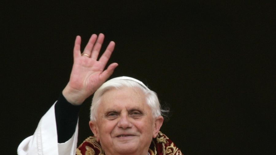 Joseph Ratzinger em sua primeira aparição ao público já como papa Bento 16, na praça São Pedro, no Vaticano, em abril de 2005 - Max Rossi/Reuters