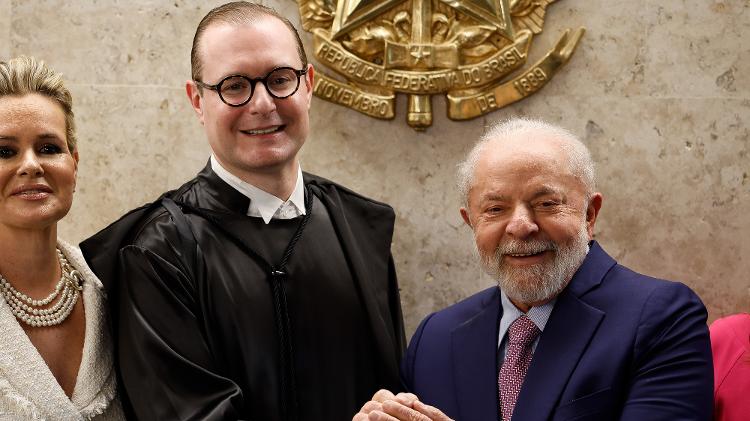 Lula cumprimenta Zanin ao lado da esposa do novo ministro do STF, a advogada Valeska