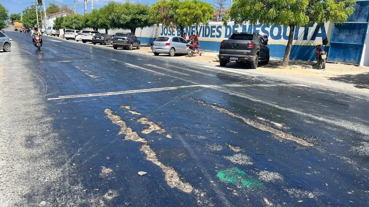Rodovia CE-257 teve asfalto derretido em Santa Quitéria no sábado (26)