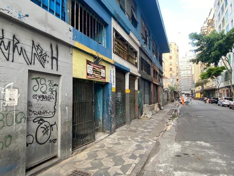 Trecho da rua Guaianases tem ao menos 15 comércios fechados ou interditados